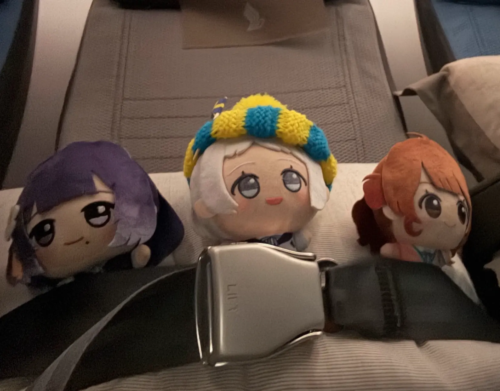 飛行機の座席に並ぶちびぐるみ