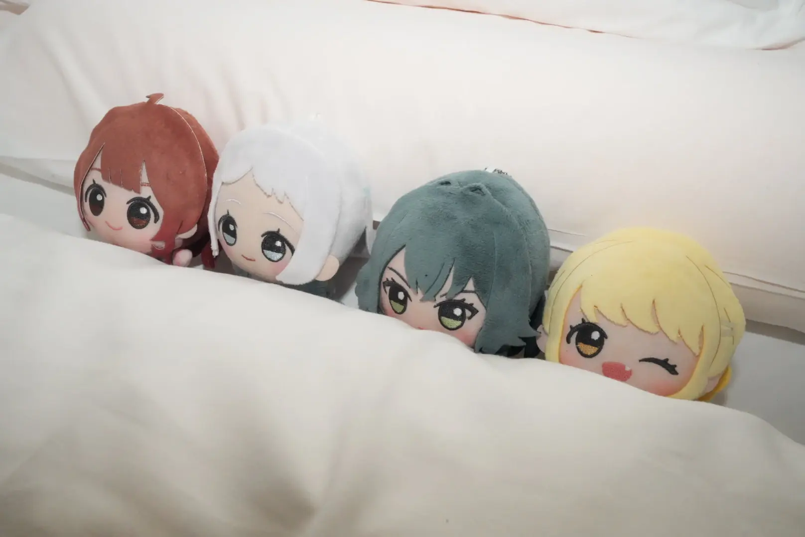 ベッドで枕に並ぶちびぐるみ